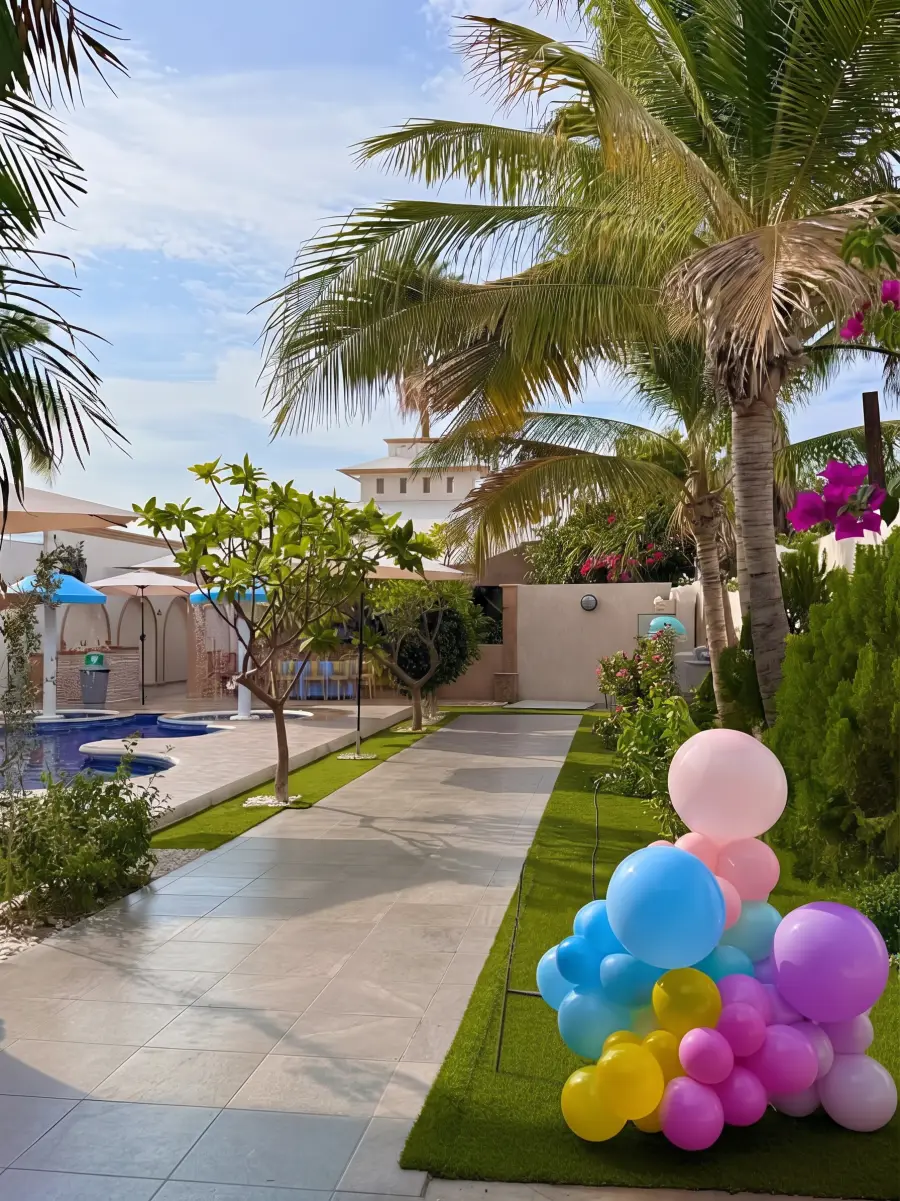 Entrada con palmeras y globos