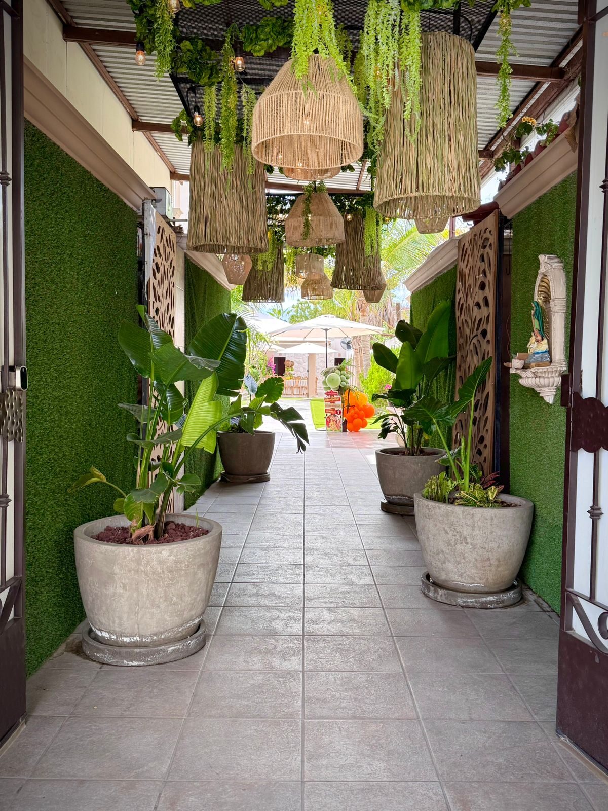 Entrada de Armonía con plantas y lámparas